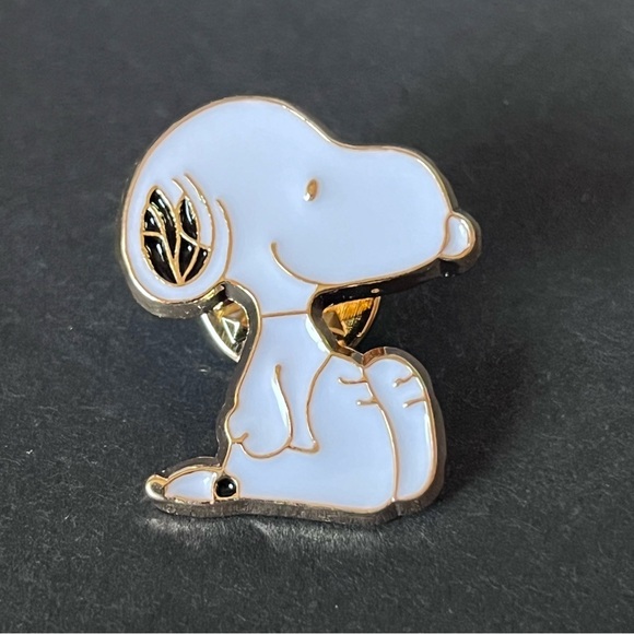 Peanuts Snoopy Pin Brooch - Picture 2 of 4